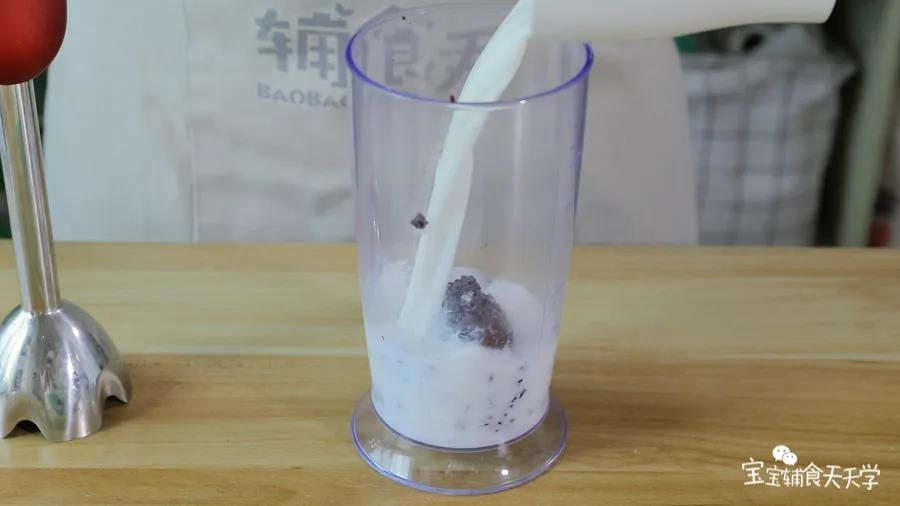 第2步：黑米、牛奶、细砂糖倒入搅拌机搅拌成糊