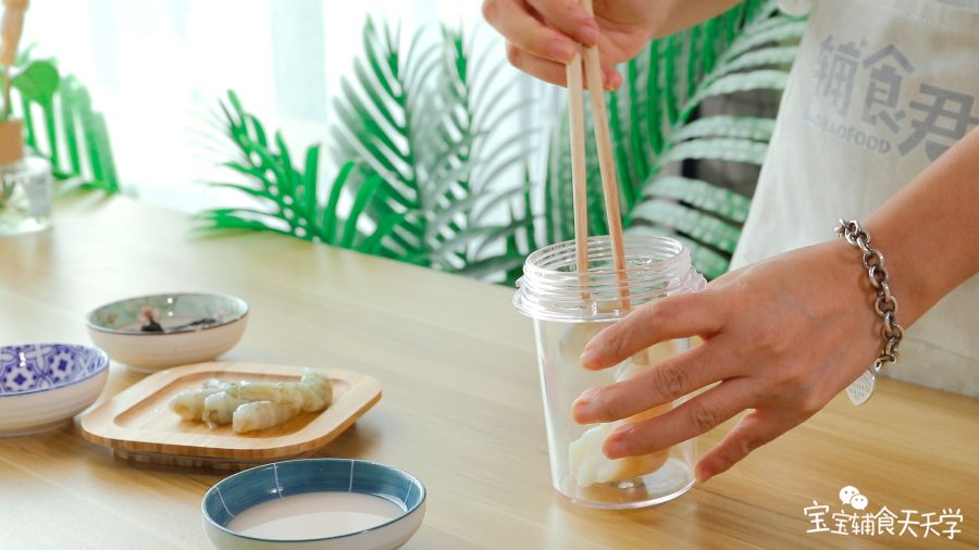 银鳕鱼和虾肉放入搅拌机
