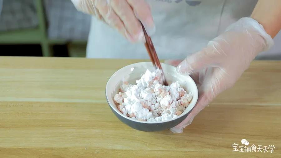 肉末倒入玉米淀粉、食用油腌制一下