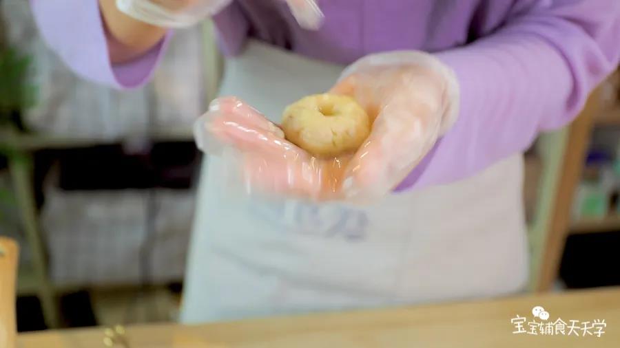 揪一小块肉末土豆泥，搓成圆球状，再用手指在中间暗处一个小洞