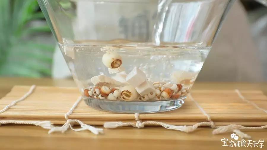 全部汤料用温开水浸泡15分钟