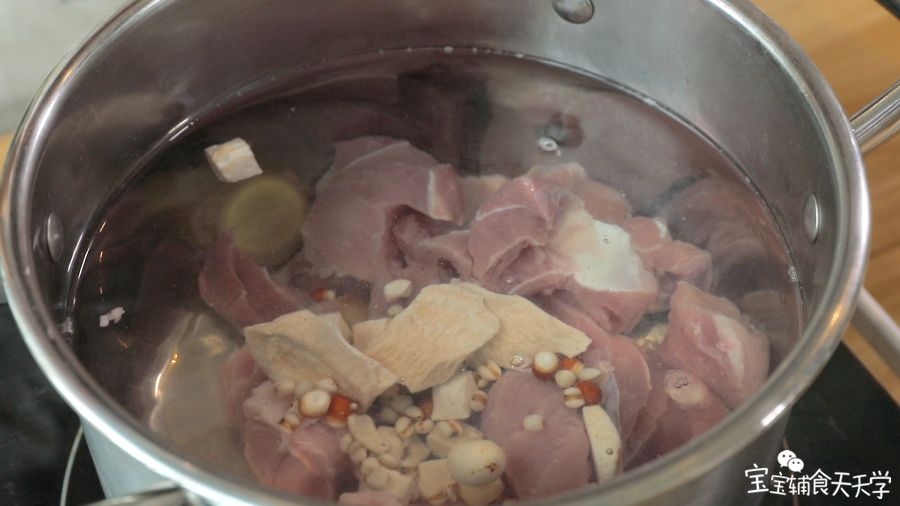 放入姜片和汤料