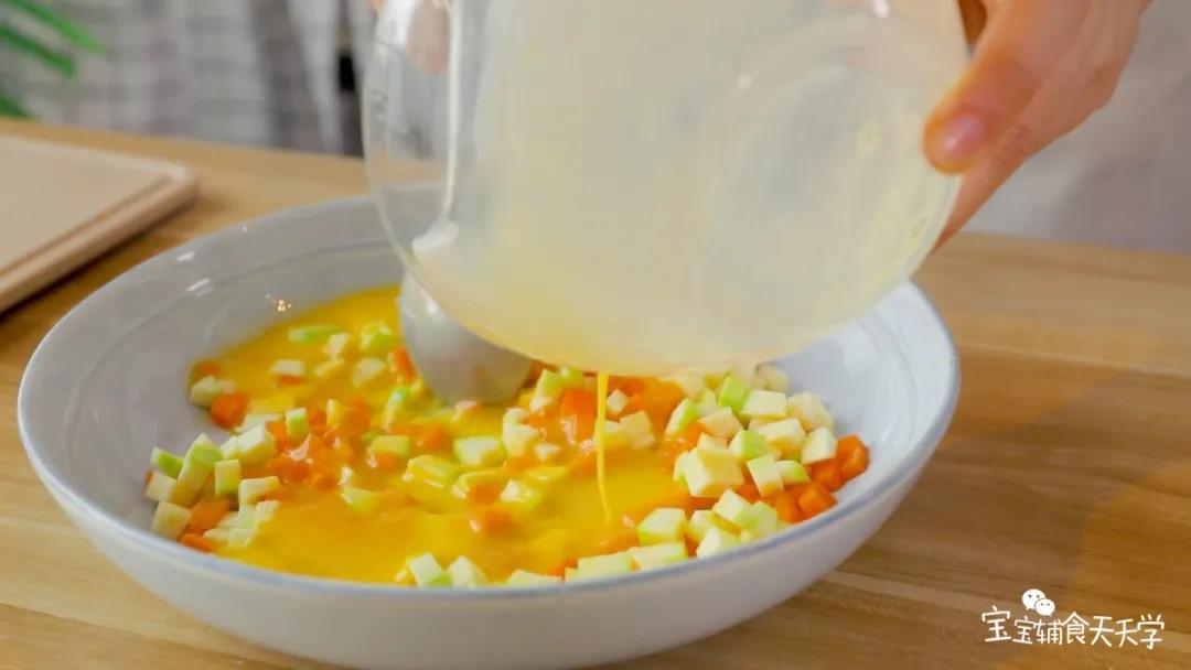 把两种蔬菜丁混合后加入蛋液，搅拌均匀