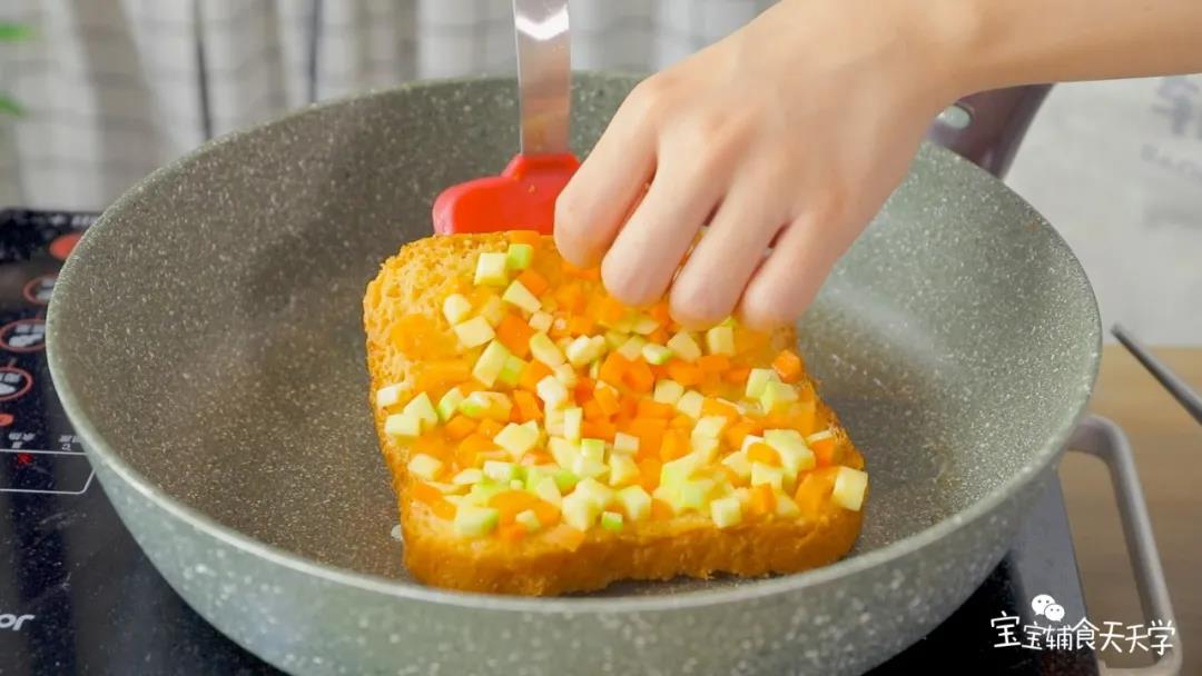 放入吐司，煎至一面固定后再轻轻翻面