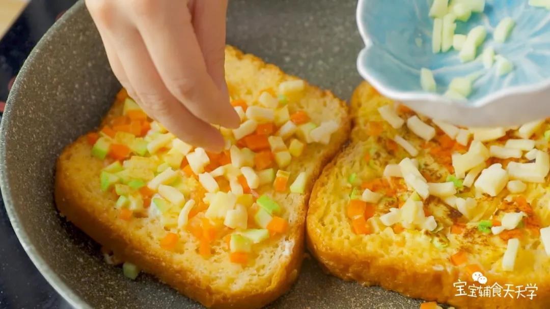 放入奶酪，转成小火