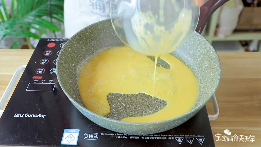 锅里涂油，倒入蛋液煎成蛋皮