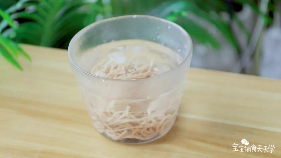 煮熟后的荞麦面放入凉白开中浸泡一下