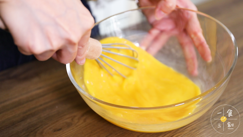 打出3个全蛋，再多分一个蛋黄进来，搅拌均匀，无需打发，搅拌成蛋液就好