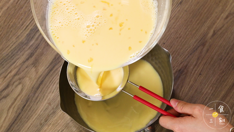 过筛一下混合好的布丁液，把蛋筋滤掉