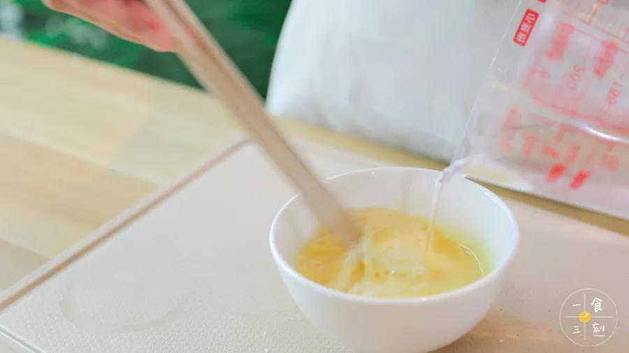 鸡蛋打散，加入适量的盐和清水混合