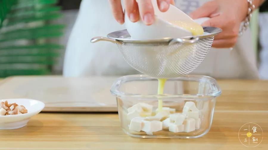 蛋液过筛进容器