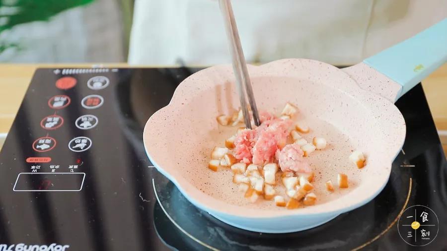 另起一个油锅，油热后放入牛肉糜和香菇碎炒香