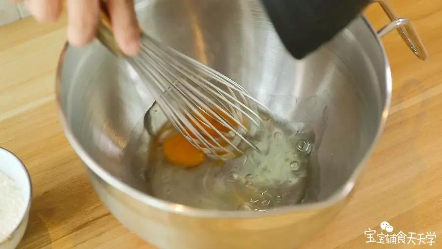 打散鸡蛋，加入清水搅拌均匀