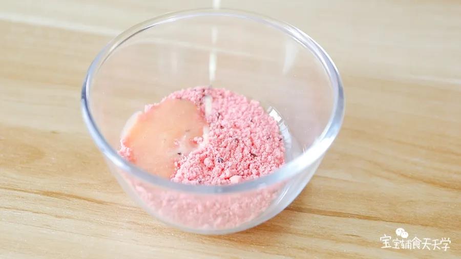 第5步：黄油倒入饼干碎中