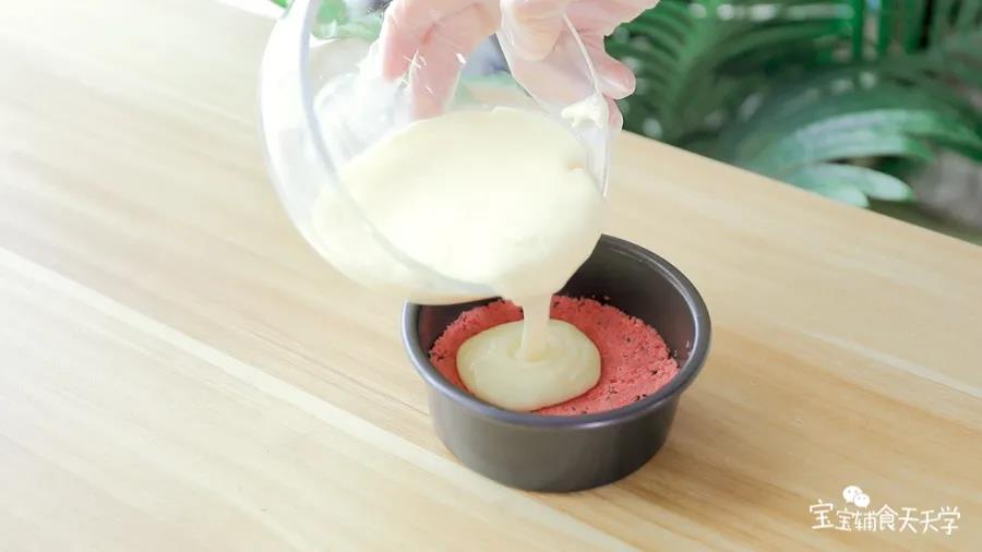 第10步：倒入铺了饼底的模具，密封冷藏3小时以上至凝固