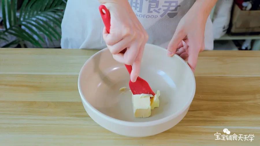 黄油室温软化后用刮刀切割一下