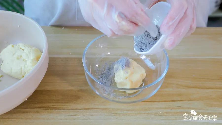 分为大小两份，小份加入芝麻粉揉匀