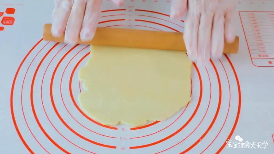 取出面团分别擀开