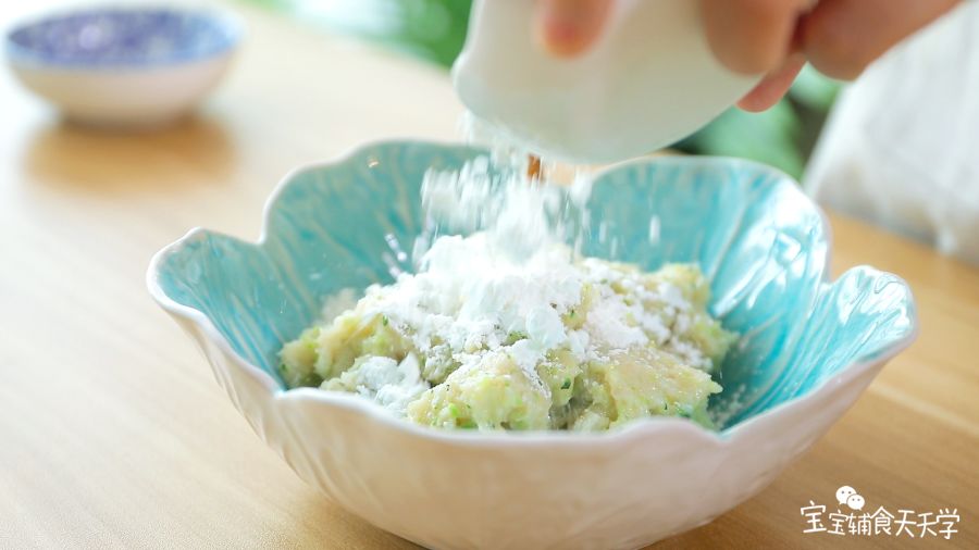 倒出鸡肉泥，倒入玉米淀粉