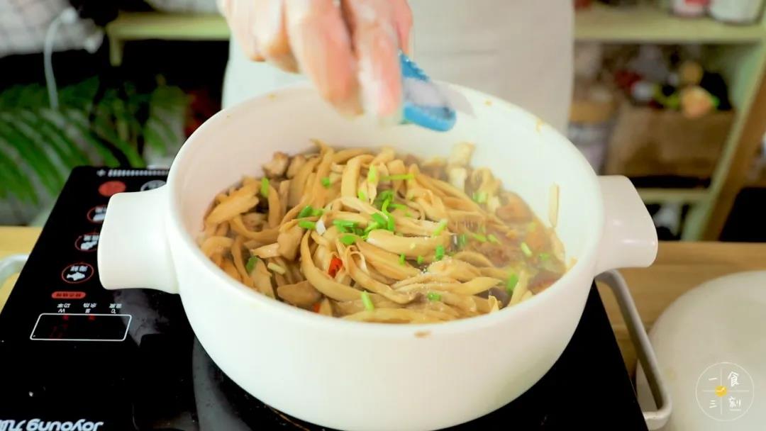 最后撒入葱花，撒上盐调味即可