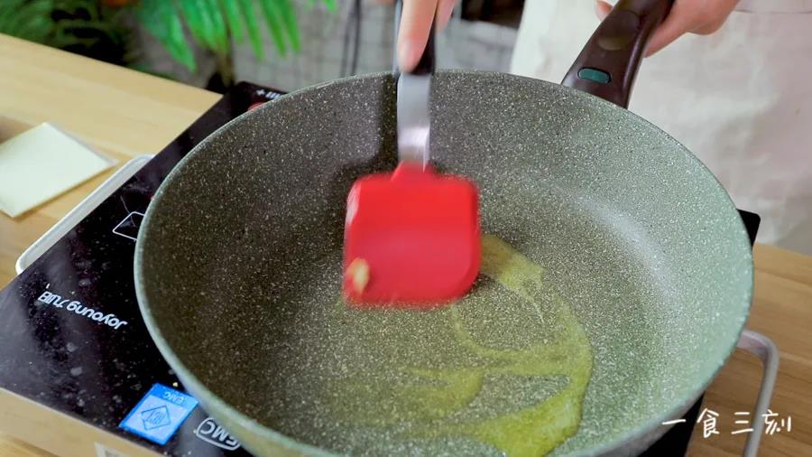平底锅放一小块黄油加热融化