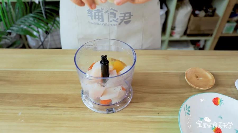 鱼肉、胡萝卜、鸡蛋放入搅拌机