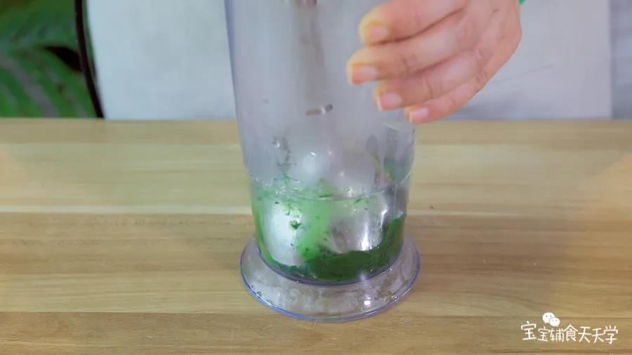 第2步：菠菜焯水，夹出沥干放凉备用