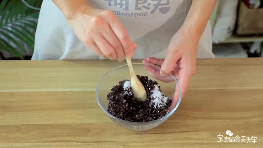 熟紫米拌入砂糖搅拌均匀，备用