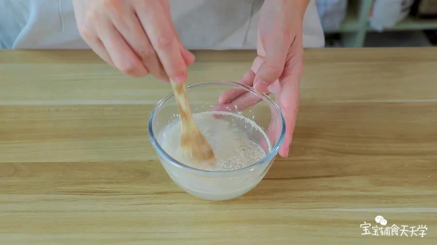 酵母倒入温水中搅拌均匀，融化成酵母水