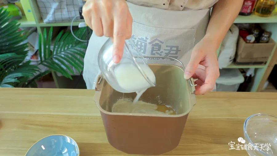 中筋面粉、大米粉、酵母水、玉米油倒入面包机