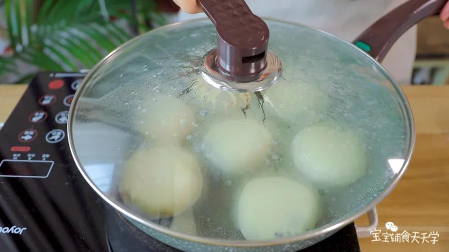 小火慢烙至隆起，加点水焖一下，翻面再烙一下即可