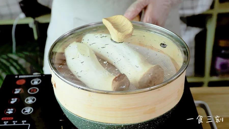 第2步：杏鲍菇上蒸锅蒸熟