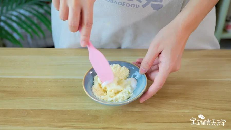 15克奶粉和15克酸奶混合均匀至细腻无颗粒