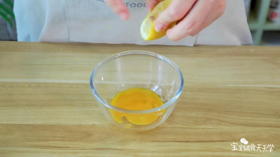 处理蛋黄部分，滴入几滴柠檬汁