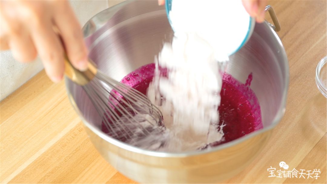 倒入藕粉 搅拌均匀