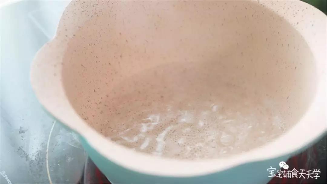 清水倒入锅里烧开