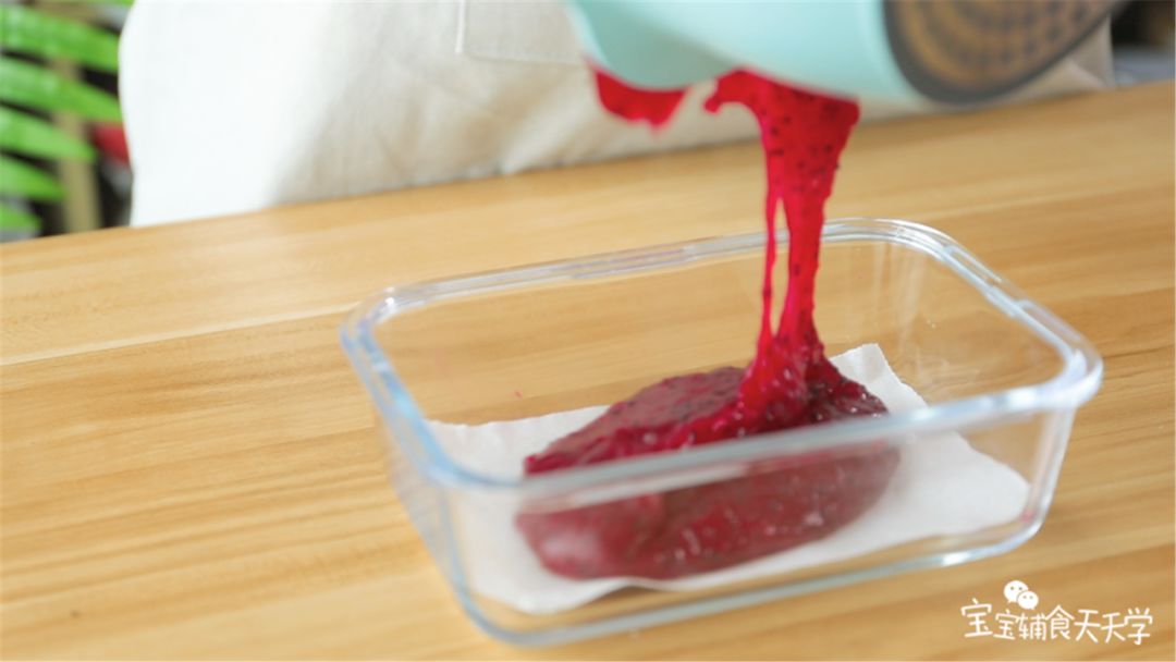 模具底部垫上油纸，糊糊倒入模具中