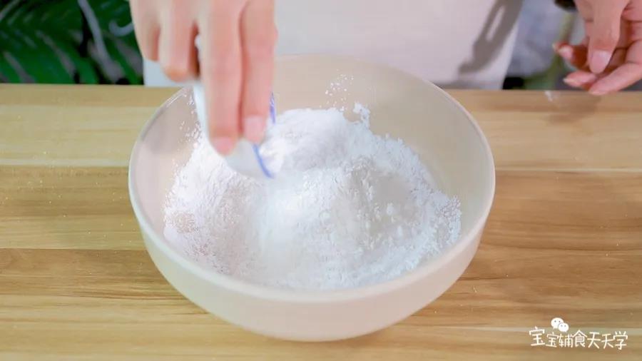 碗里放入准备好的糯米粉、玉米淀粉、玉米油、10克糖混合