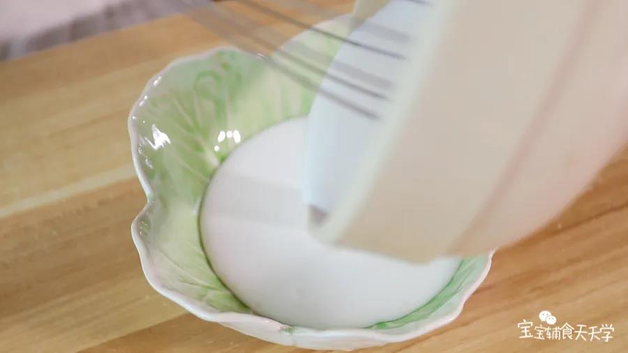 慢慢倒入清水搅拌顺滑