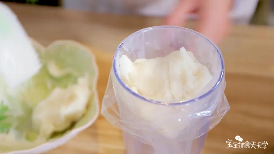 拿出蒸好的糯米团，放入裱花袋里