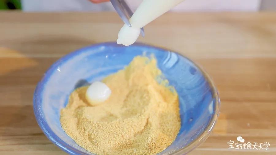 把糯米团逐个挤在黄豆粉中，轻轻裹上一层黄豆粉即可