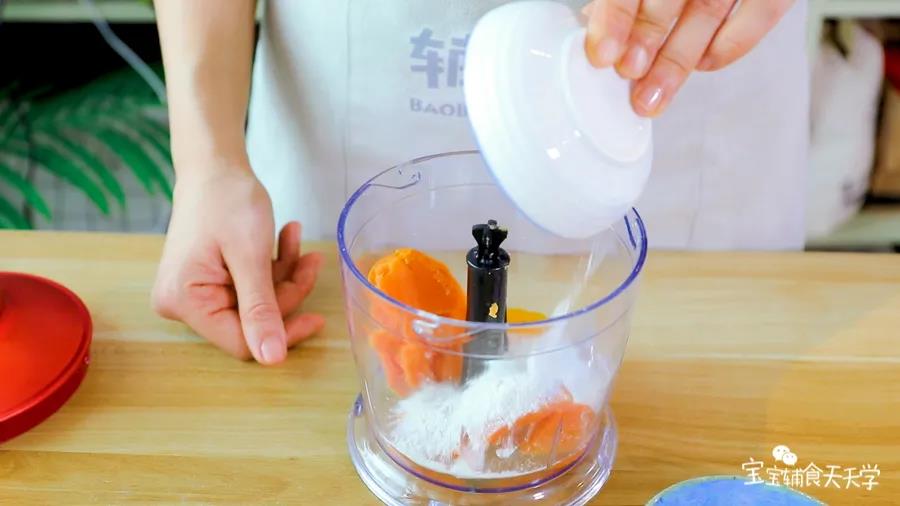 熟红薯放入搅拌机，打入鸡蛋，倒入面粉和奶粉