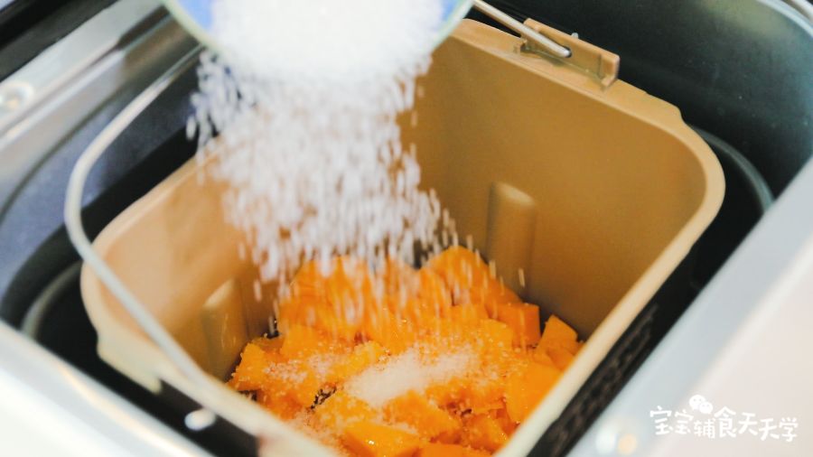 第3步：芒果肉、砂糖倒入面包机