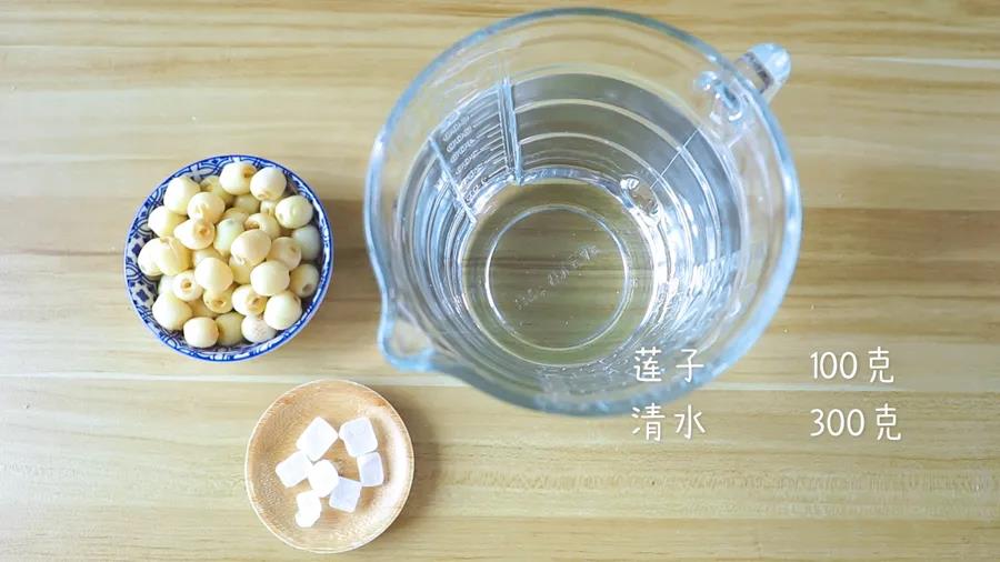 第1步：食材准备：莲子100克，清水300克，冰糖适量