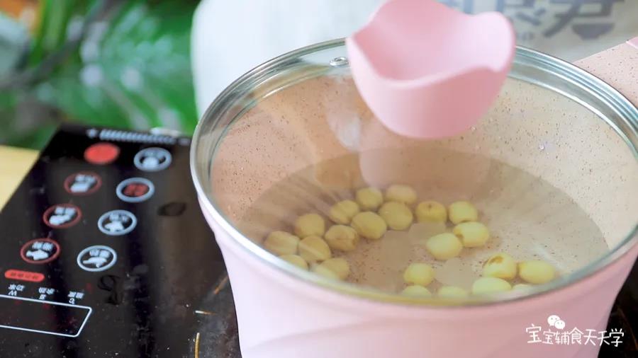 第3步：熬煮半小时至莲子软烂