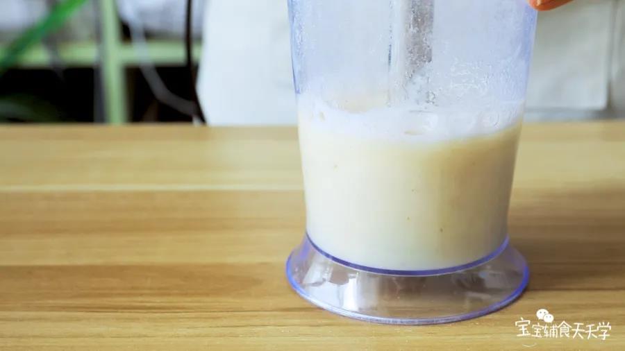 第4步：莲子和水一起倒进搅拌机打成细腻糊糊