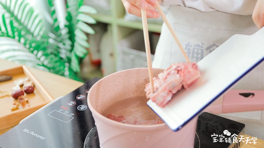 脊骨冷水入锅焯水