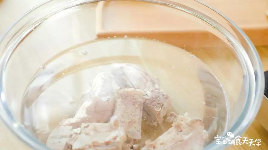 夹出脊骨清洗掉浮沫