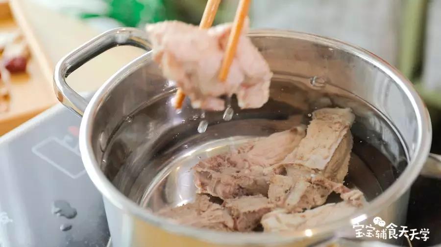 准备一汤锅水，约2升