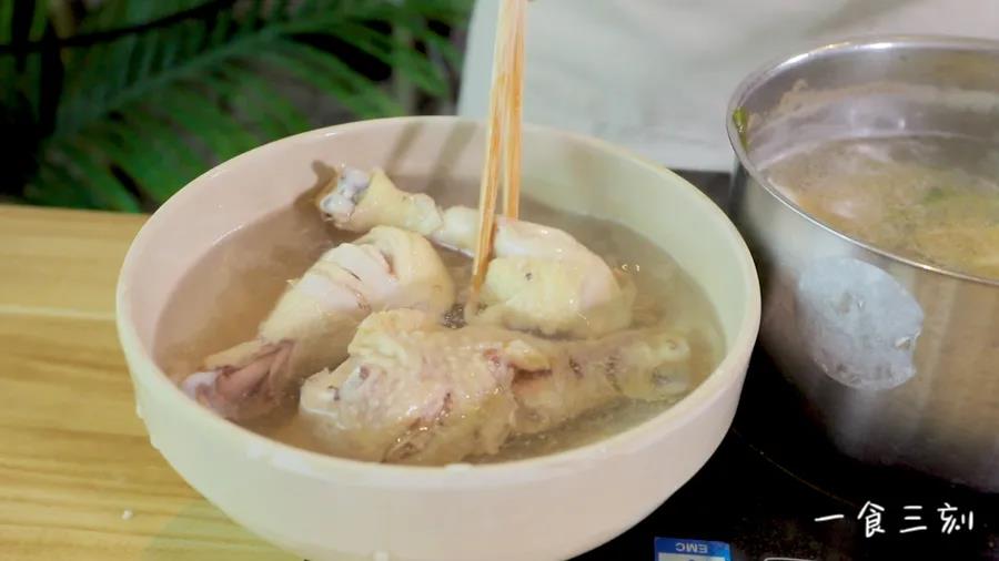 捞出鸡腿放入凉水中浸泡冷却，并洗掉浮沫